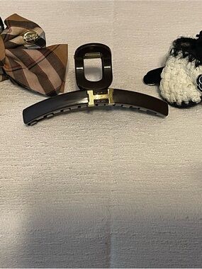 Gold-Accent Dark Brown Hair Claw Clip